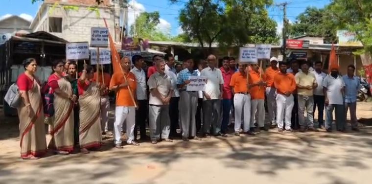 ত্রিপুরায় প্রাক্তন মুখ্যমন্ত্রী মানিক সরকারের বক্তব্য ঘিরে বিতর্ক! তেলিয়ামুড়ায় আনন্দমার্গীদের প্রতিবাদ কর্মসূচি