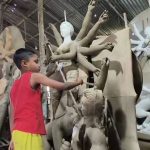 তেলিয়ামুড়ার নেতাজীনগরে পূজোর রঙে শিল্পের ছোঁয়া — টানা ২২ বছর ধরে প্রতিমা নির্মাণে ব্যস্ত দিপক দেবনাথ ও তাঁর পুত্র দেবজিত