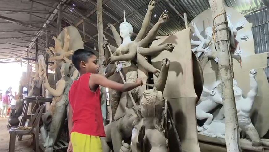 তেলিয়ামুড়ার নেতাজীনগরে পূজোর রঙে শিল্পের ছোঁয়া — টানা ২২ বছর ধরে প্রতিমা নির্মাণে ব্যস্ত দিপক দেবনাথ ও তাঁর পুত্র দেবজিত