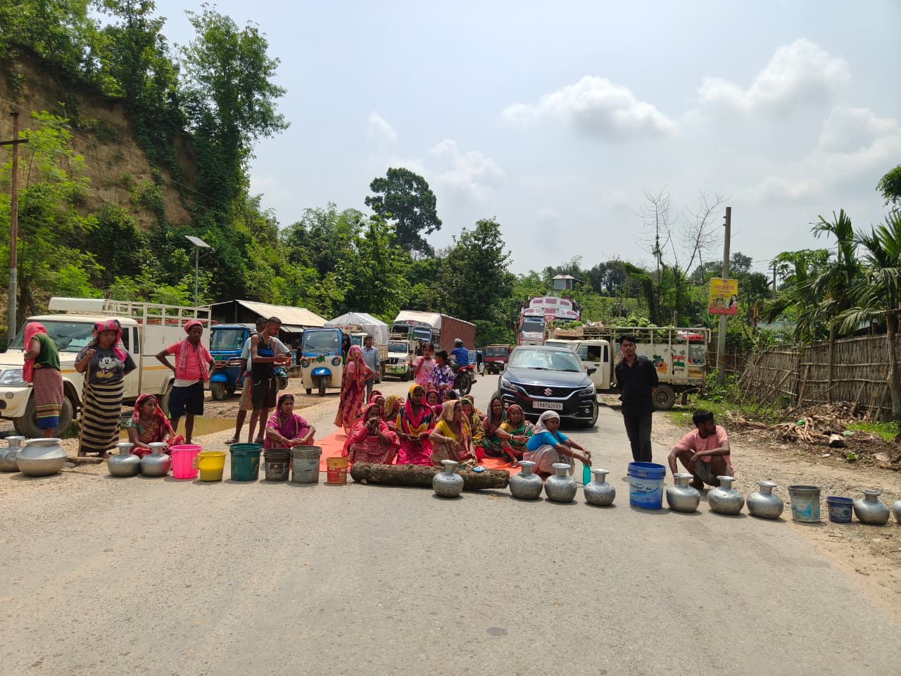 জল-বিদ্যুতের দাবিতে চাকমাঘাটে জাতীয় সড়ক অবরোধ,